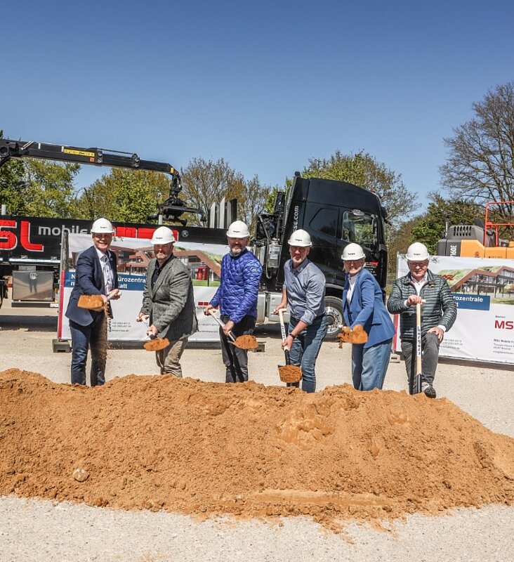 Sechs Personen beim Spatenstich