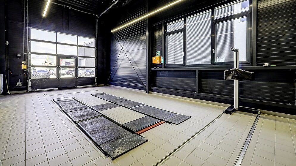 Moderne Direktannahme mit Bremsenprüfstand, Fliesenboden und verglastem Sektionaltor