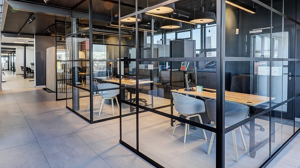 Transparente Verkaufsbüros mit Glaswänden im modernen Autohaus-Interieur