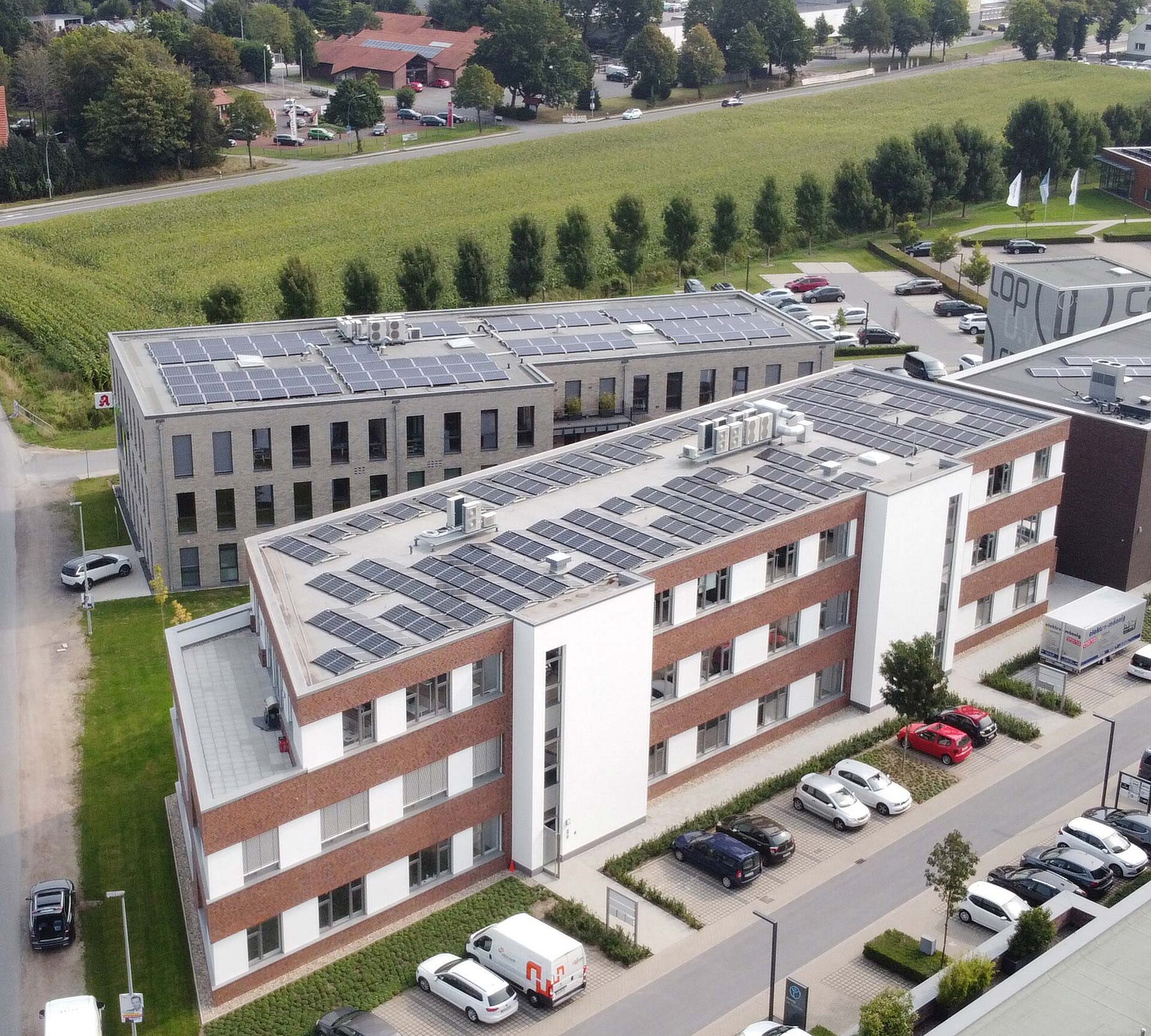 Luftbild von zwei modernen Bürogebäuden mit Klinker- und Ziegelfassade