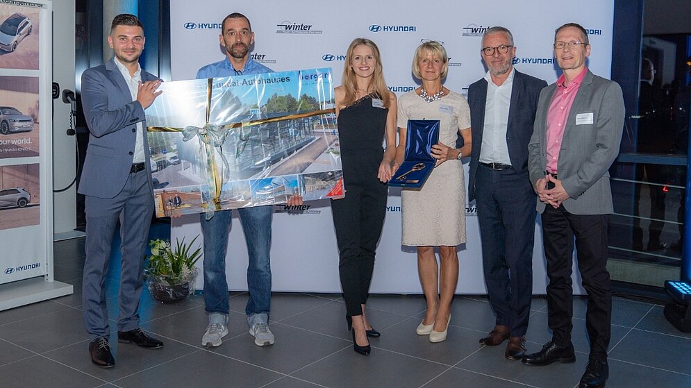 Sechs Personen bei der Eröffnungsfeier Autohaus Winter