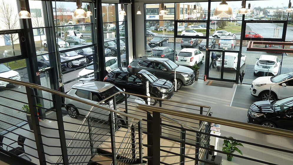 Blick von der Galerie auf die Fahrzeugausstellung in der lichtdurchfluteten Halle