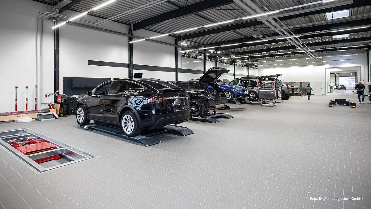 Autos in einer großen KFZ-Halle