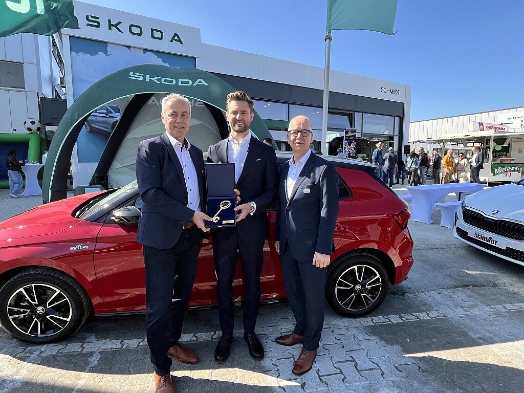 Schlüsselübergabe vor einer neuen Skoda-Ausstellungshalle
