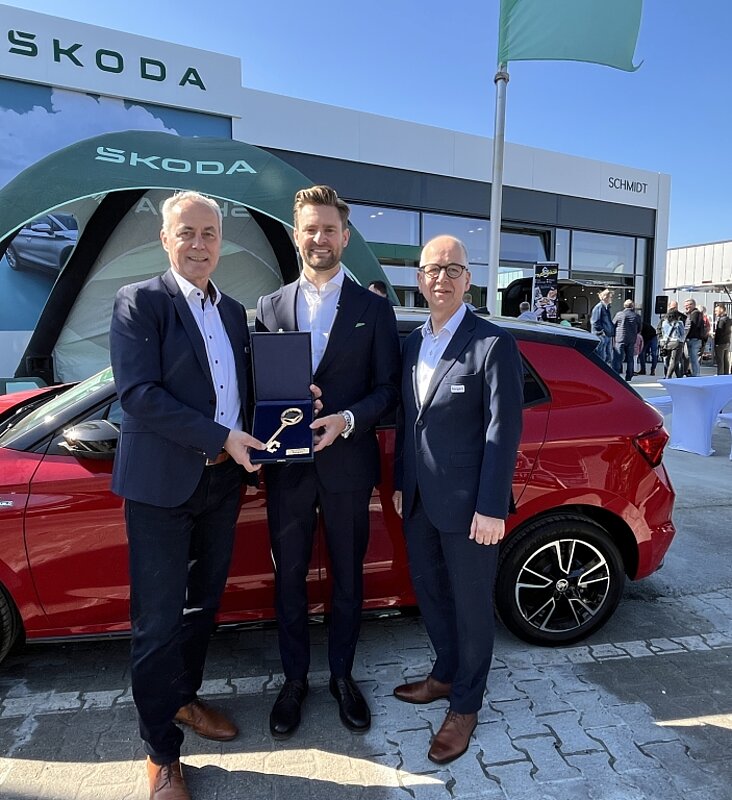 Schlüsselübergabe vor einer neuen Skoda-Ausstellungshalle