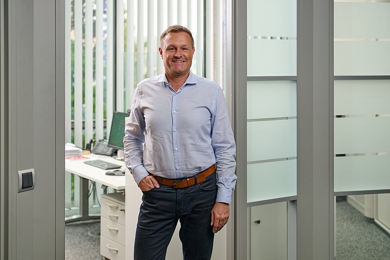 Borgers Mitarbeiter Mathias Peschke vor Buerotuer