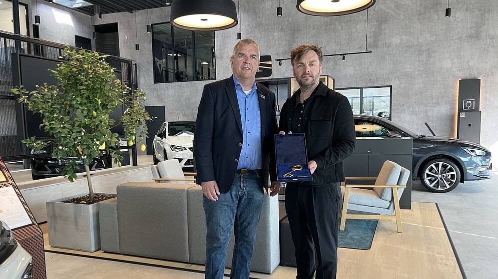 Bauherren und Projektleiter bei der Gebäudeübergabe im fertiggestellten Showroom