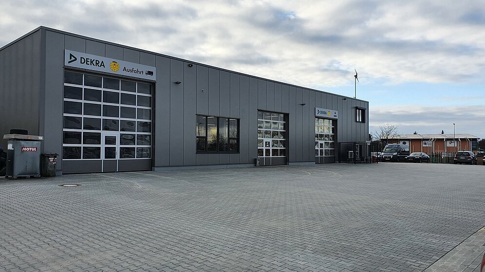 Servicegebäude mit großen Toren