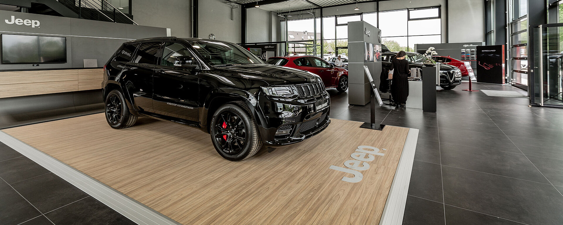 Moderne Ausstellungsfläche im Autohaus