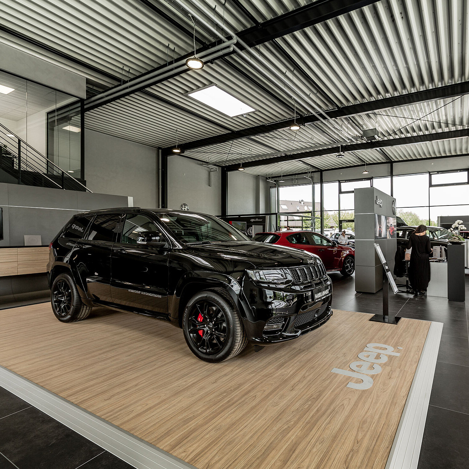 Moderne Ausstellungsfläche im Autohaus