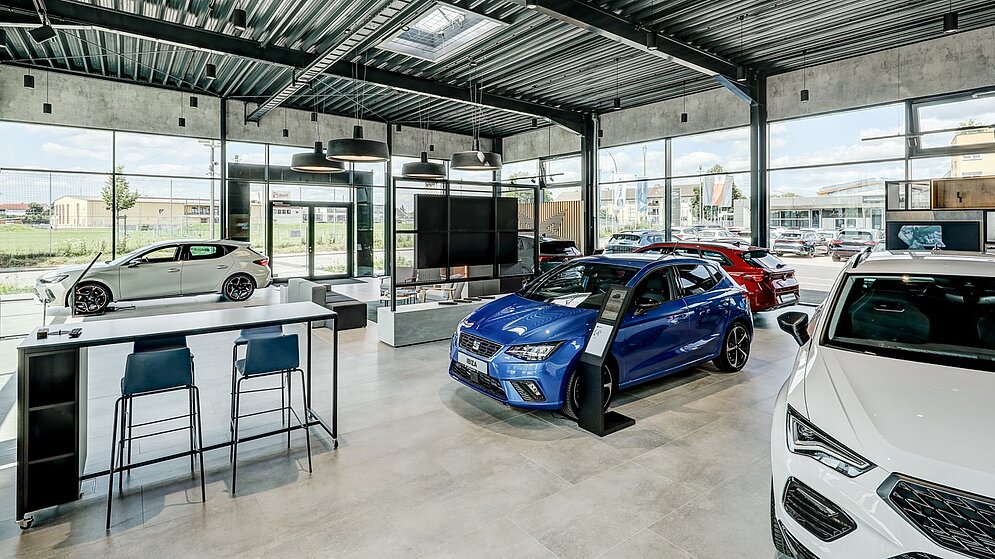 Weitläufige Ausstellungshalle mit Stahlkonstruktion und Cupra Fahrzeugpräsentation