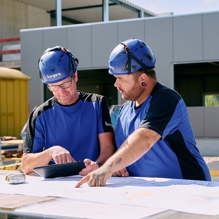zwei Stahlbaumonteure bei der Arbeit auf der Baustelle