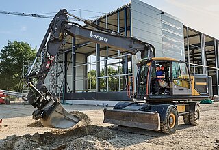 Borgers Mitarbeiter bei der Arbeit im Mobilbagger 