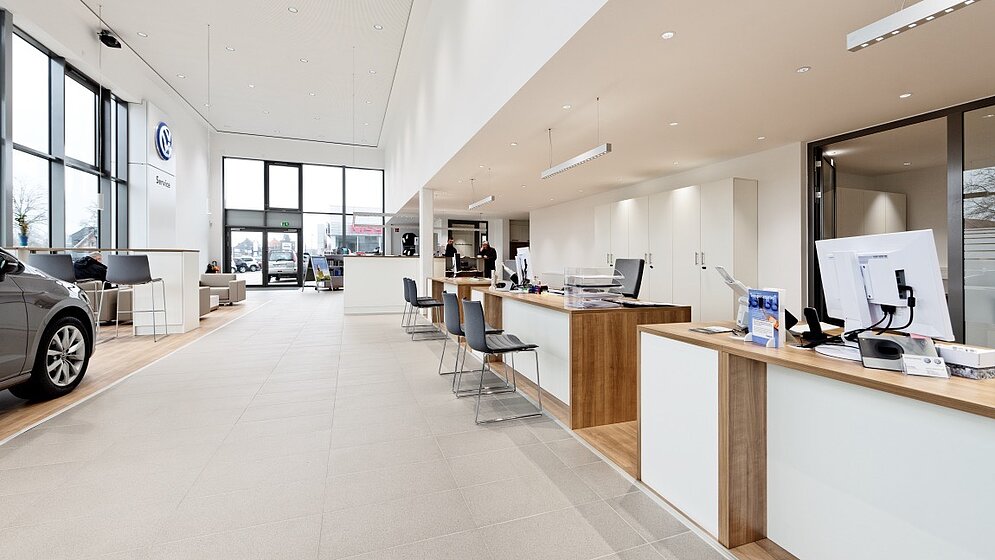 Moderner Empfangsbereich mit Fliesen