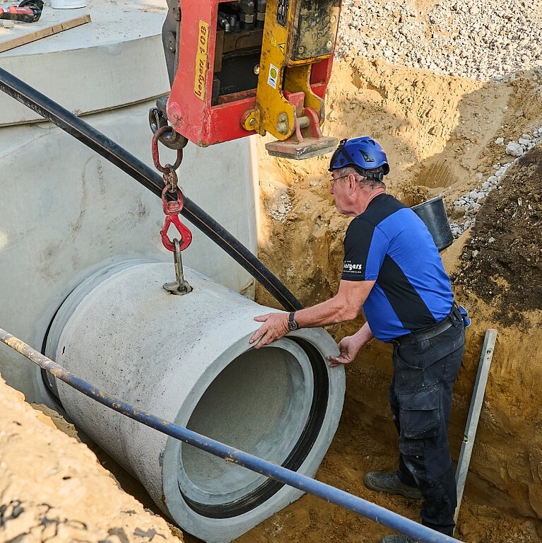 Tiefbaumitarbeiter bei der Arbeit. Einsatz eines Staukanals