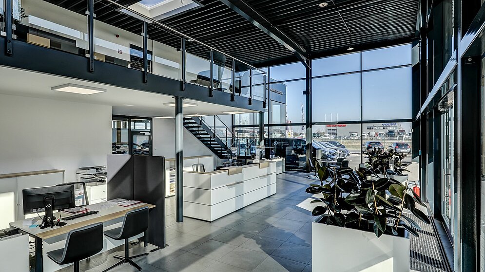 Blick von der Galerieebene auf die Arbeitsplätze und den offenen Ausstellungsraum