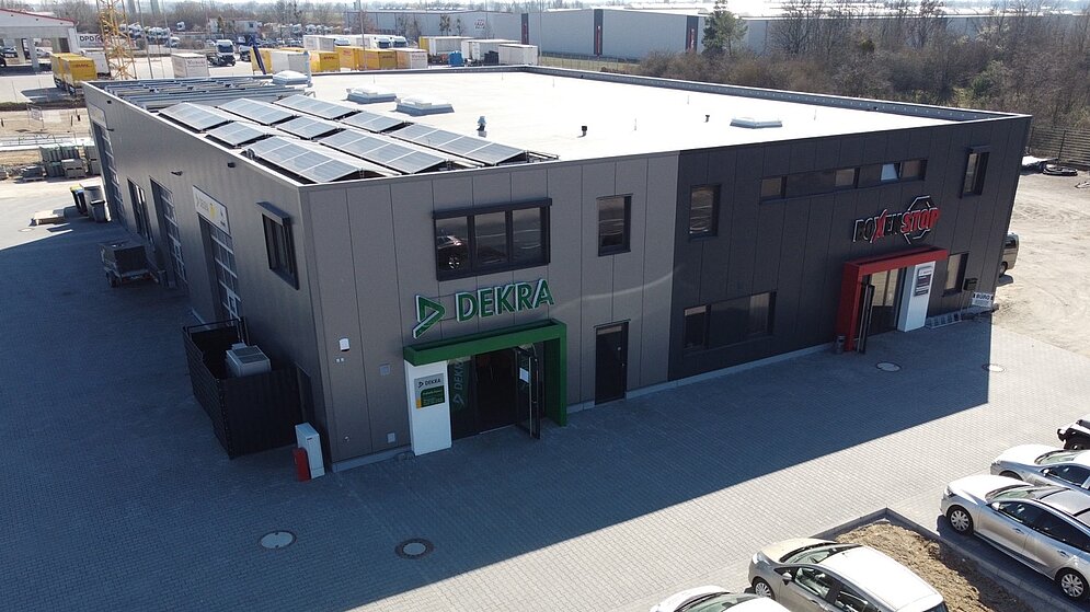 Mehrgeschossige Werkstatt von außen mit PV-Anlage