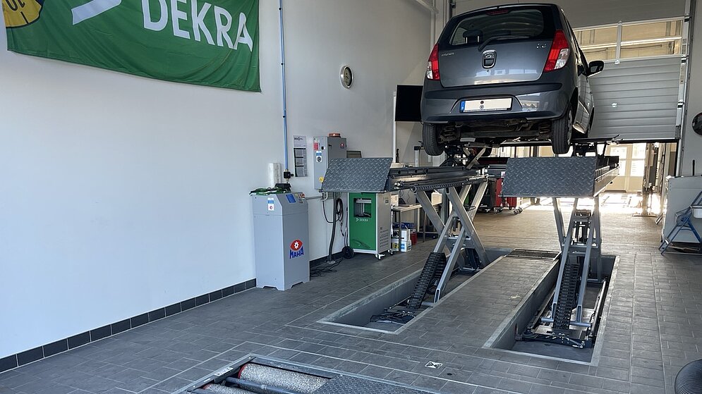 Hebebühne in der Werkstatt mit Auto