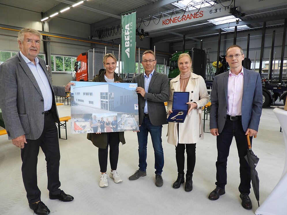 fünf Personen bei der Schlüsselübergabe