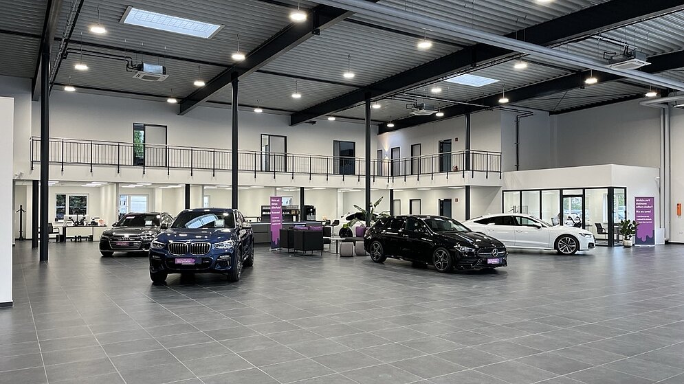  Innenansicht der großen AGVV-Ausstellungshalle für Autos.