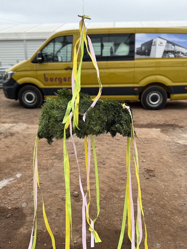 Richtkranz und im Hintergrund ein gelber Bulli