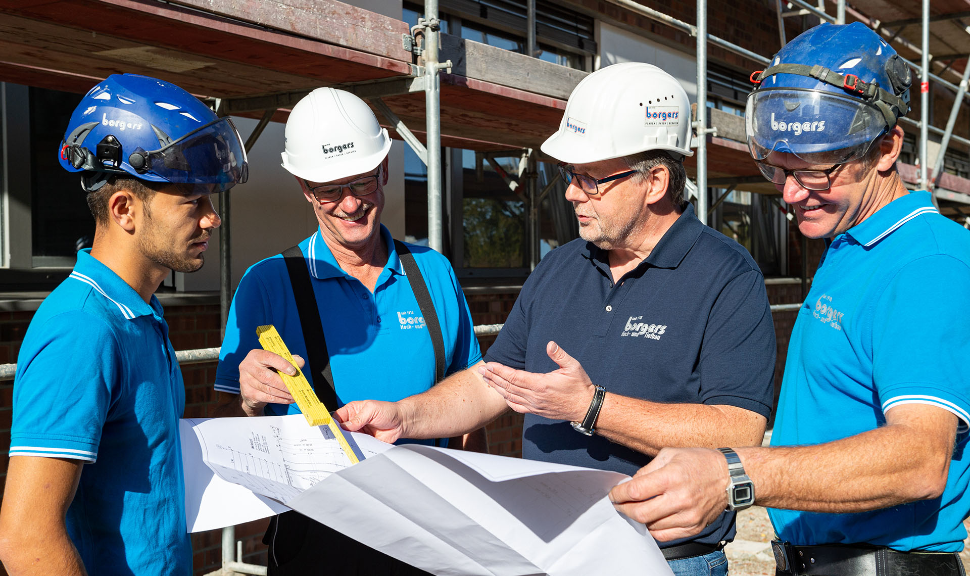 4 Mitarbeiter auf der Baustelle 4 Mitarbeiter auf der Baustelle