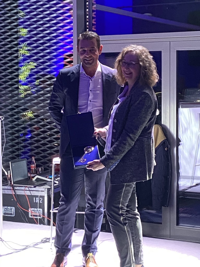 Zwei Personen mit goldenem Schlüssel