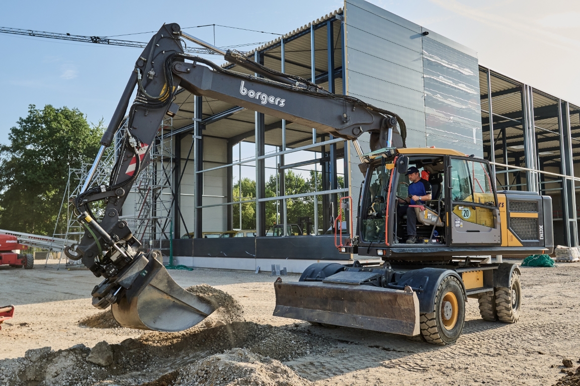 Borgers Mitarbeiter bei der Arbeit im Mobilbagger 