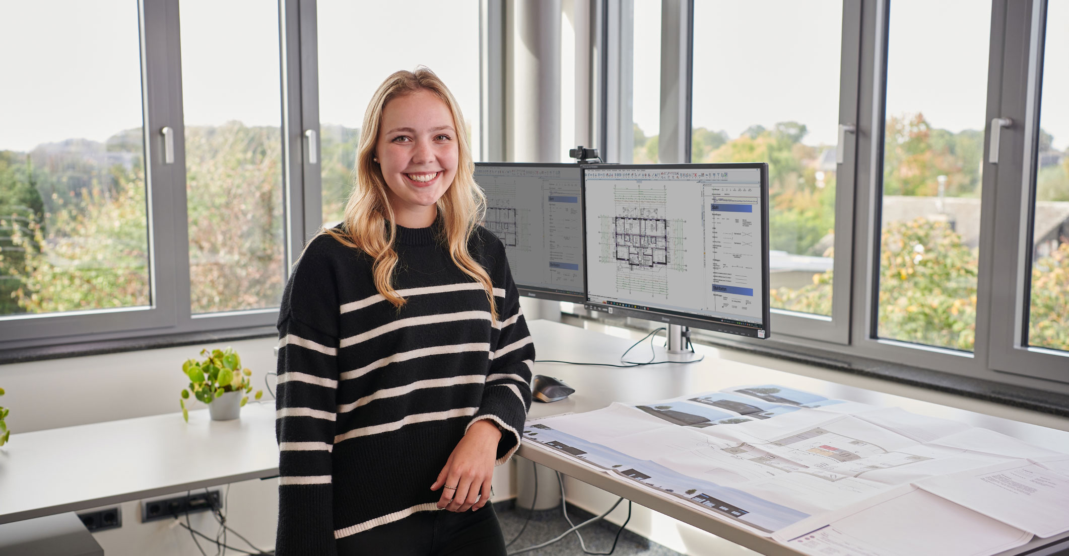 Einzelportrait einer Bauzeichner-Auszubildenden im modernen Büro der Borgers GmbH