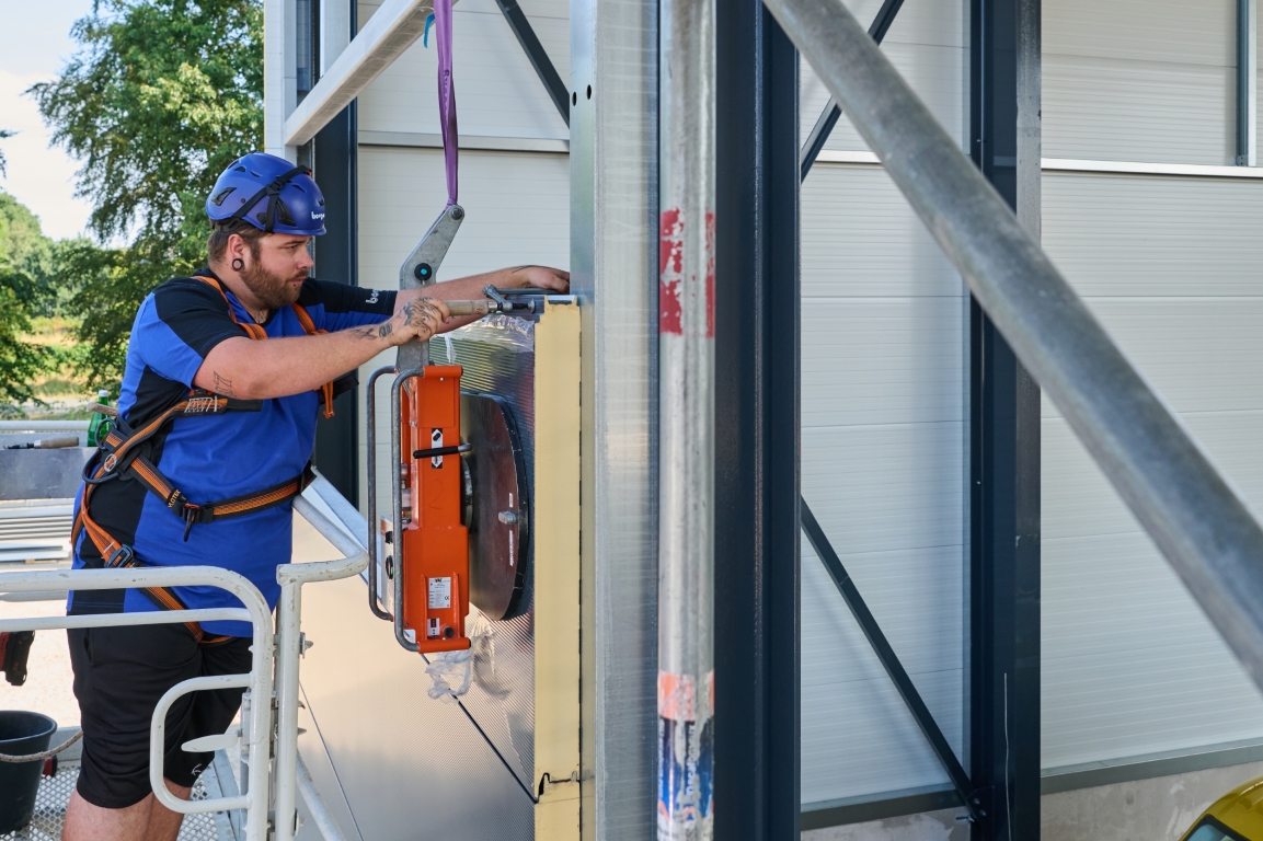 Borgers Mitarbeiter bei der Isowandmontage