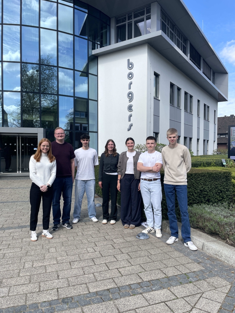 Sieben Personen vor dem Borger Gebäude