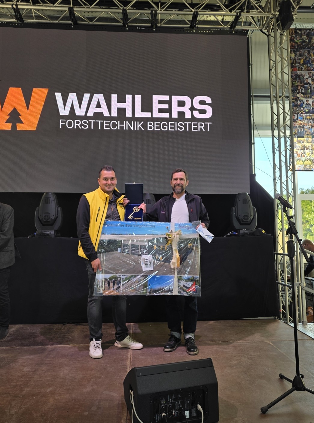 zwei Personen auf einer Bühne während der Eröffnungsfeier bei Firma Wahlers