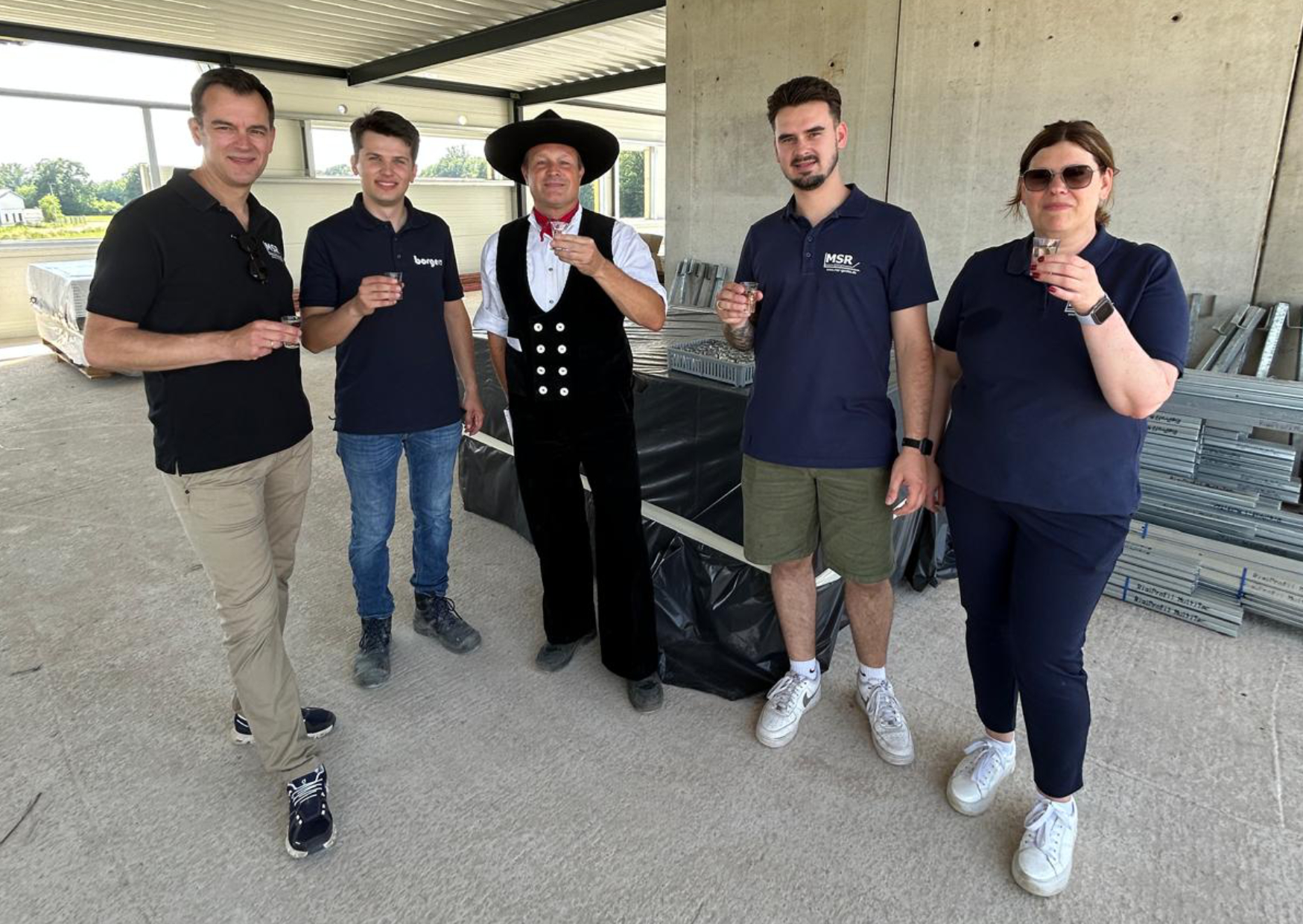 Richtfest_fünf Personen im Rohbau