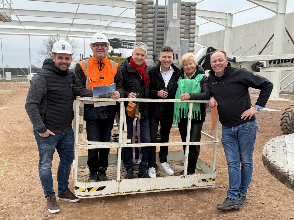 Sechs Personen beim Richtfest auf einer Hebebühne