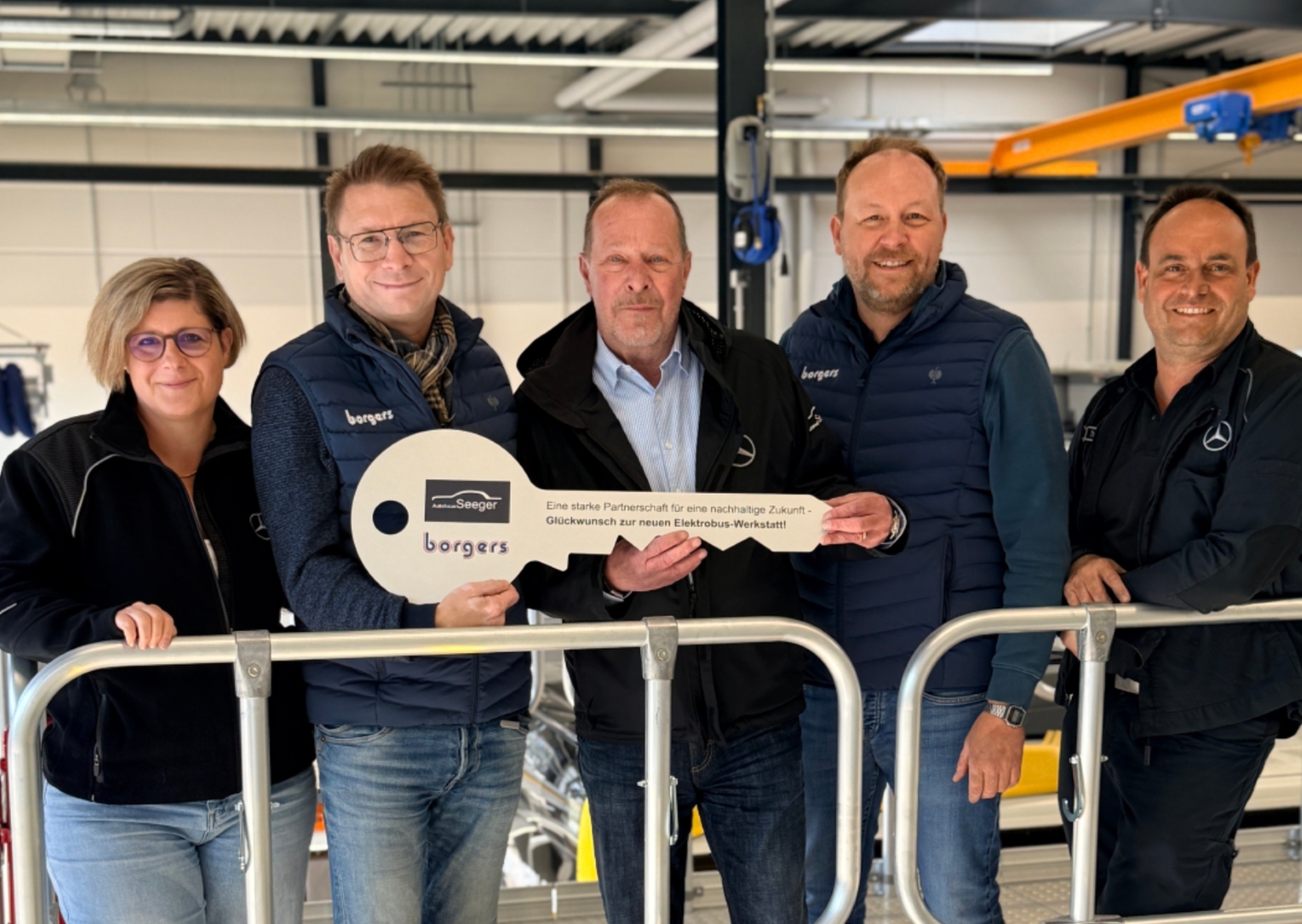 Fünf Personen mit einem Schlüssel in der Hand