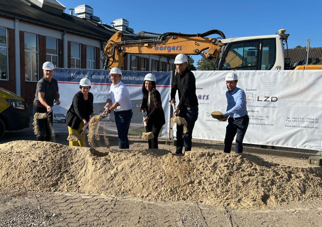Sechs Personen beim Spatenstich der Firma LZD Lackzentrum Dormagen mit Spaten in der Hand und Bauhelmen
