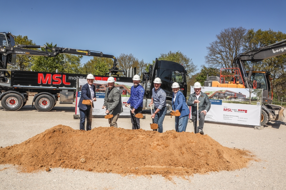 Sechs Personen beim Spatenstich