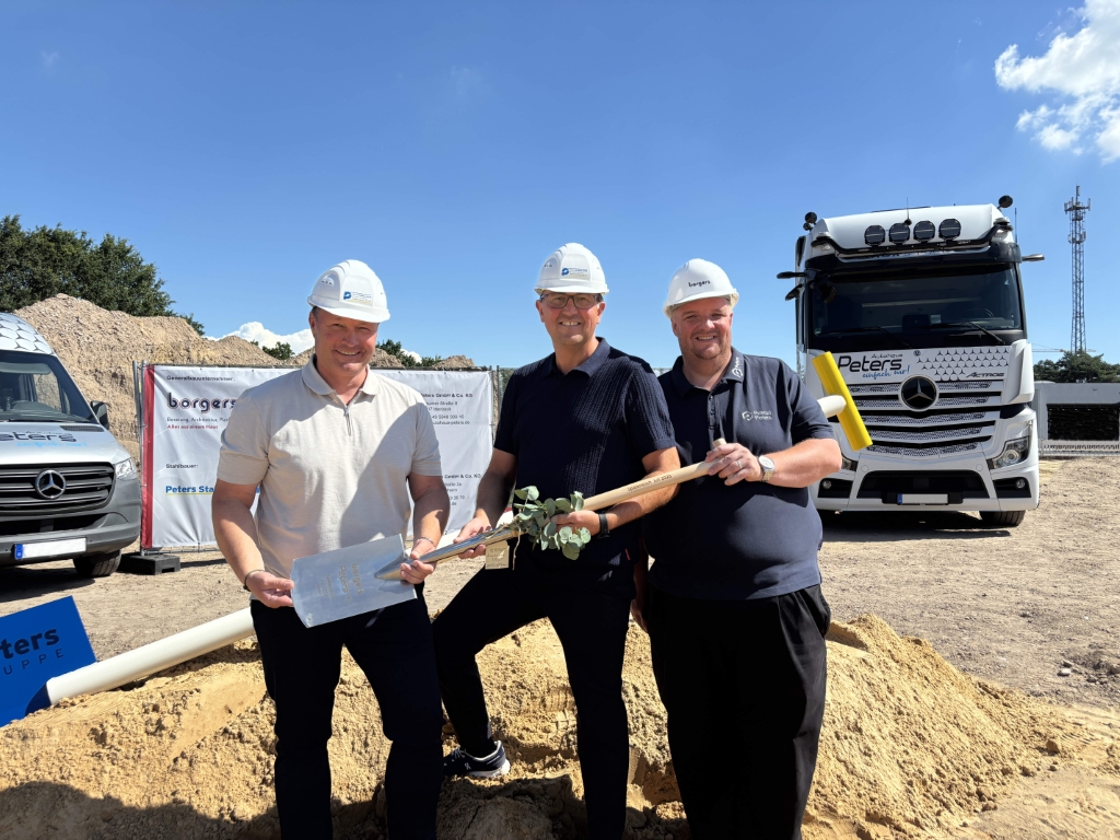 drei Herren mit einem gravierten Spaten in der Hand